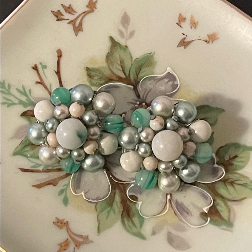 🍄Vintage Japan Green, White, & Silver Beaded Cluster Clip-on Earrings